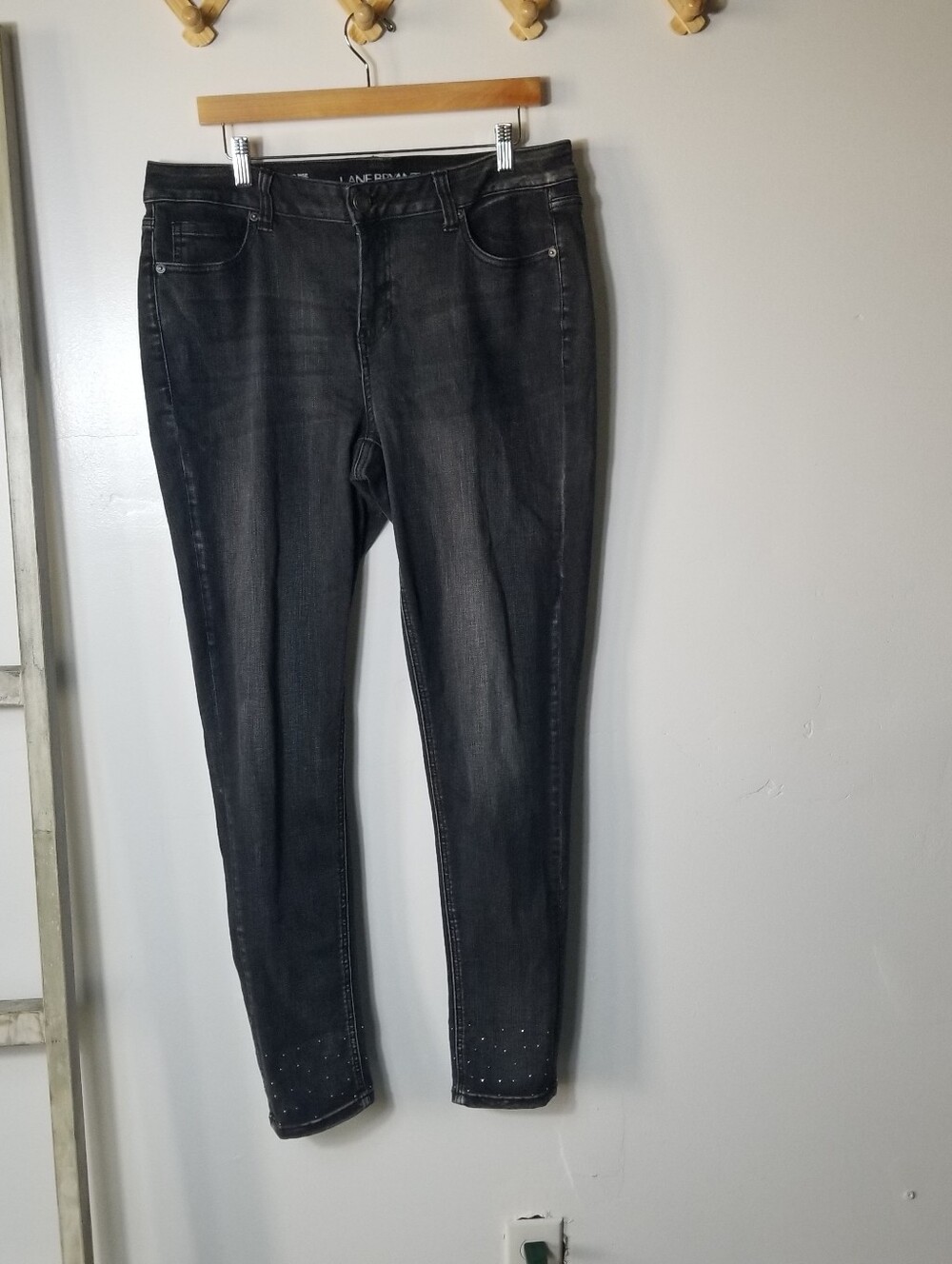 LANE BRYANT WOMEN'S BLACK MID RISE STUDDED HEM ANKLE JEANS SIZE 16
